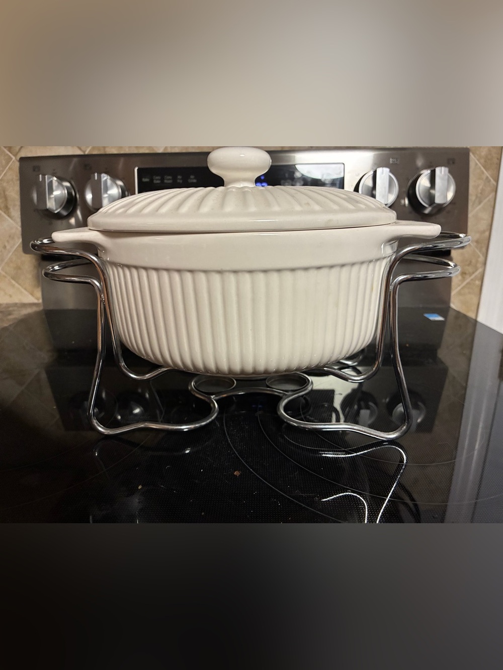 Corningware Cream Ribbed Ceramic Covered Casserole with Chrome Stand